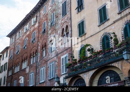 Lucca, Italia - 9 luglio 2017: Vista degli antichi edifici tradizionali della città vecchia di Lucca Foto Stock