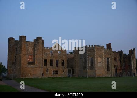 Cowdray Heritage. Rovine della grande casa Tudor distrutta da un incendio nel 1793. Situato a Cowdray Park Estate Midhurst. Rovine atmosferiche Foto Stock