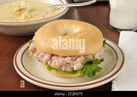 Un panino di tunafish su un sacchetto con una ciotola di zuppa di patate cremosa Foto Stock