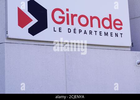 Bordeaux , Aquitaine / Francia - 09 01 2020 : testo e logo del dipartimento della Gironda davanti all'ufficio con emblemi francesi Foto Stock