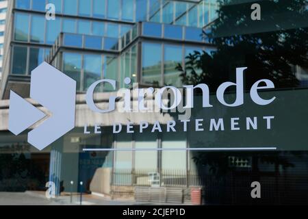 Bordeaux , Aquitaine / Francia - 09 01 2020 : testo del dipartimento della Gironda e logo del segno di emblemi francesi di dipartimento su ufficio finestre Foto Stock