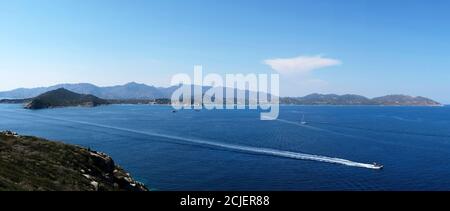 Panorama del faro nelle isole dei cavoli - con vele - Cagliari Sardegna. Foto Stock