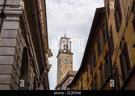 Pisa, Italia - 9 luglio 2017: Vista dei vecchi edifici tradizionali della città vecchia di Pisa con un Campanile sullo sfondo Foto Stock