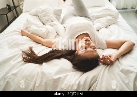 Donna caucasica calma dai capelli lunghi, perduta in riverite Foto Stock