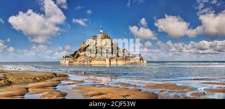 Vista panoramica dell'isola marea di Mont Saint Michel in alta marea circondata e la sua abbazia medievale di Saint Michel. Normandia Francia. Le maree variano Foto Stock