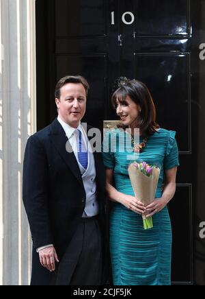 Il primo ministro David Cameron e Samantha prima di una festa di strada in Downing Street. Il matrimonio del principe William e Catherine Middleton Pic: Mark Pain Foto Stock