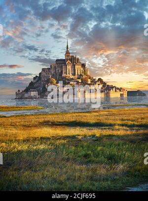 Vista panoramica dell'isola marea di Mont Saint Michel in alta marea circondata e la sua abbazia medievale di Saint Michel. Normandia Francia. Le maree variano Foto Stock