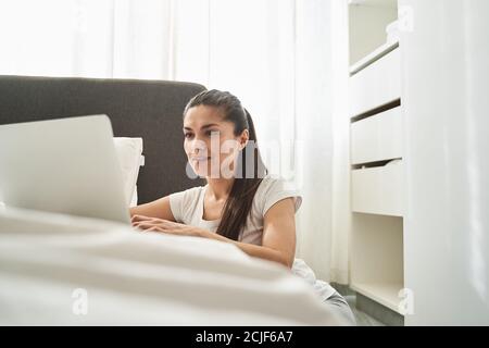 Freelance caucasica concentrata che lavora da casa Foto Stock