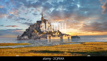 Vista panoramica al tramonto dell'isola marea di Mont Saint Michel in alta marea circondata e la sua abbazia medievale di Saint Michel. Normandia Francia. Il titolo Foto Stock