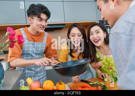Felici i giovani cucinano in cucina Foto Stock