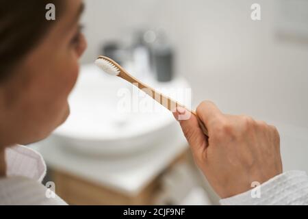 Donna che si prende cura della sua salute orale Foto Stock