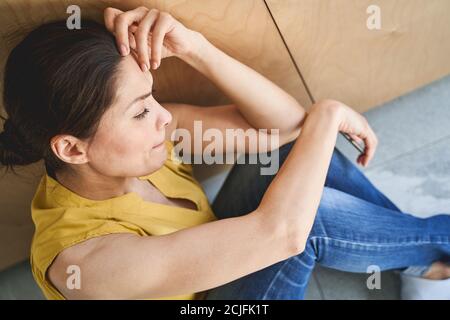 Attraente giovane donna ha perso nel suo pensiero Foto Stock