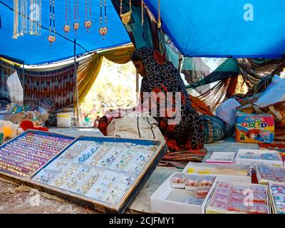 DISTRETTO KATNI, INDIA - 02 FEBBRAIO 2020: Donna del villaggio indiano che vende il prodotto usato femminile al mercato povero di strada durante il festival tradizionale indù su Foto Stock