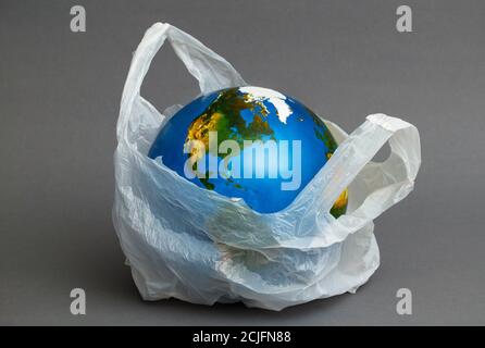 Inquinamento ambientale globale causato dalla plastica. Concetto di riciclaggio Foto Stock