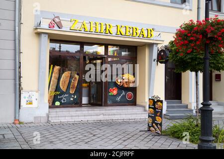 ZYWIEC, POLONIA - 12 LUGLIO 2020: Zahir kebab nel mercato di Zywiec. Zahir Kebab è una delle catene gastronomiche in più rapida crescita in Polonia. Foto Stock