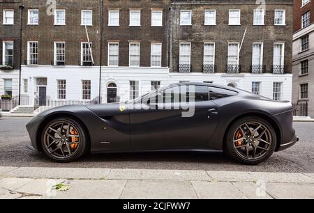 Ferrari F12 Berlinetta parcheggiata nel centro di Londra Foto Stock