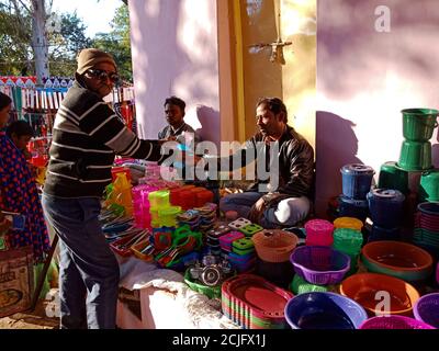 DISTRETTO KATNI, INDIA - 02 FEBBRAIO 2020: Gente povera indiana che compra l'articolo delle posate durante la stagione del festival al festival locale festa del bazar. Foto Stock