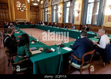 Il primo Ministro Boris Johnson presiede una riunione del Gabinetto presso l'ufficio degli Esteri e del Commonwealth (FCO) di Londra. Foto Stock