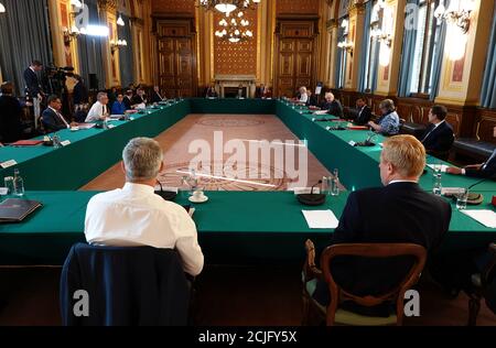 Il primo Ministro Boris Johnson presiede una riunione del Gabinetto presso l'ufficio degli Esteri e del Commonwealth (FCO) di Londra. Foto Stock