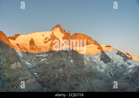 Alba mozzafiato sulla cima Grossglockner, Peak e Pasterze nel mese di agosto Foto Stock