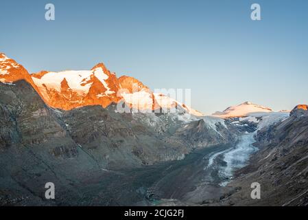 Alba mozzafiato sulla cima Grossglockner, Peak e Pasterze nel mese di agosto Foto Stock