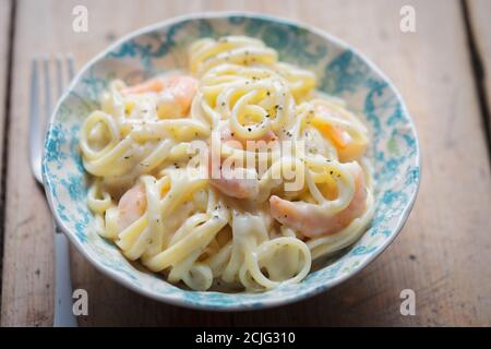 Pasta Linguini con gamberi di mare in salsa bianca Foto Stock