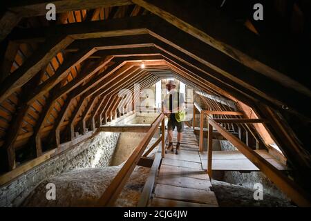 L'impiegato del Works Gary Price valuta i legni originali nel tetto sopra la cappella di San Pietro nella Cattedrale di Salisbury, nel Wiltshire, mentre la cattedrale si prepara ad aprire un nuovo tour al pubblico. Tra i parapetti, il tour porterà gli ospiti in un esclusivo tour della cattedrale utilizzando il ponteggio installato per lavori di restauro. Foto Stock