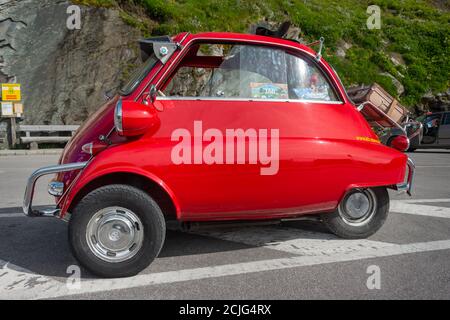 Little Red Classic Bmw ISETTA 300 al Franz Josef Heigh, a Grossglockner High Alpine Road Foto Stock