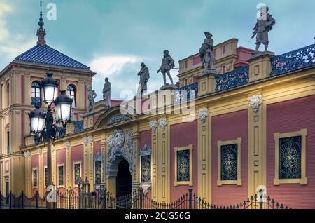 SIVIGLIA, SPAGNA - Marzo circa, 2020. Palazzo San Telmo, poco prima della notte. La luce è su. Edificio barocco, sede del governo. Colori vivaci Foto Stock