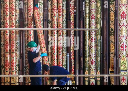 Gli specialisti di organi Harrison e Harrison iniziano a lavorare alla fase finale del restauro del Grand Organ alla York Minster. I nuovi tubi stanno sostituendo gli originali risalenti al 1830 e sono stati restaurati per adattarsi al loro design distintivo. Una volta completata la ristrutturazione di due anni, la musica verrà eseguita nella cattedrale per i prossimi 100 anni. Foto Stock