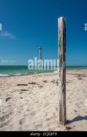 Faro pendente abandonato nel Mar Baltico situato sull'isola estone di saaremaa, Estonia Foto Stock