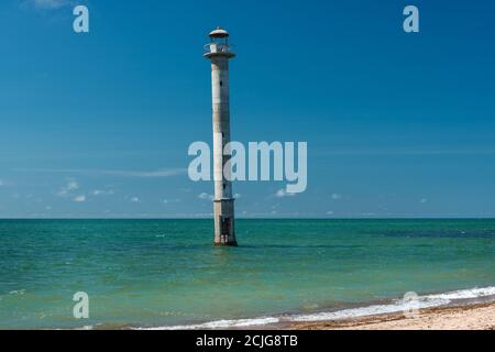 Faro pendente abandonato nel Mar Baltico situato sull'isola estone di saaremaa, Estonia Foto Stock