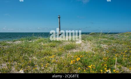 Faro pendente abandonato nel Mar Baltico situato sull'isola estone di saaremaa, Estonia Foto Stock