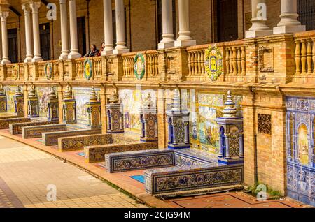 SIVIGLIA, SPAGNA - GIUGNO CIRCA, 2020. Plaza de Espana, famosa alcova in ceramica decorativa. Tema Madrid. Foto Stock