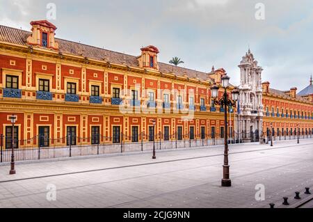 SIVIGLIA, SPAGNA - Marzo circa, 2020. Palazzo San Telmo, all'ora d'oro. Edificio barocco, sede del governo. Colori vivaci. Vista panoramica Foto Stock