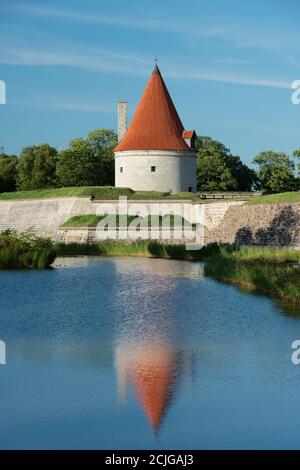 L'edificio del convento del castello episcopale di Kuressaare sull'isola di Saaremaa. Il primo messaggio scritto sul Castello di Kiressaare risale al 1381. Foto Stock