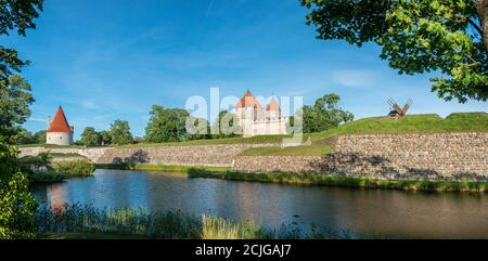 L'edificio del convento del castello episcopale di Kuressaare sull'isola di Saaremaa. Il primo messaggio scritto sul Castello di Kiressaare risale al 1381. Foto Stock