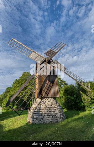 Il famoso mulino a vento di Eemu sull'isola di Muhu, Estonia. Foto Stock