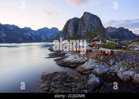 Famosa attrazione turistica Hamnoy villaggio di pescatori sulle isole Lofoten, Norvegia con case di rorbu rosso, in estate Foto Stock