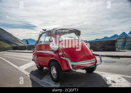 Little Red Classic Bmw ISETTA 300 al Franz Josef Heigh, a Grossglockner High Alpine Road Foto Stock