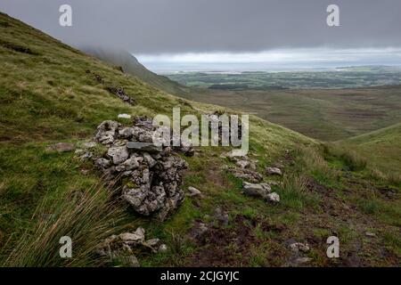 Vista dalla cima di Benbulben nella contea di Sligo, Irlanda con vista sull'oceano Atlantico e Donegal Foto Stock