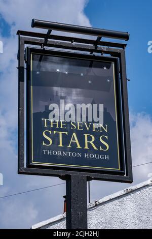 Cartello per la casa pubblica Seven Stars a Thornton Hough Wirral Giugno 2020 Foto Stock