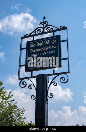 Cartello che indica i vincitori del Best mantenuto Village a Thornton Hough Wirral Giugno 2020 Foto Stock