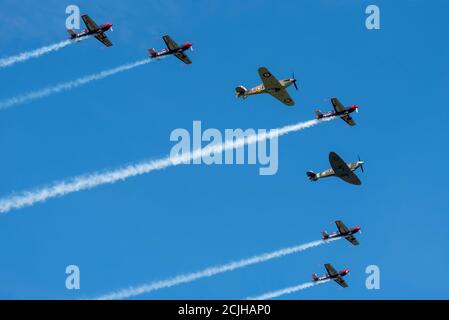 Biggin Hill, Kent, Regno Unito. 15 settembre 2020. Battle of Britain Day è il nome dato alla grande battaglia aerea che si è svolta sul sud-est dell'Inghilterra il 15 settembre 1940, durante la Battaglia di Gran Bretagna, quando la RAF ha segnato pesantemente contro la forza bombardiera tedesca. Situato alla periferia di Londra, RAF Biggin Hill ha giocato un ruolo chiave nella difesa essendo una stazione di settore per il comando dei combattenti, con i combattenti basati che rivendicano molte vittorie. Un flypassato ha onorato il suo passato con un uragano e Spitfire affiancati dal team Blades che lavora con il fondo benevolo RAF Foto Stock