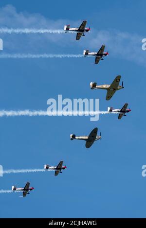 Biggin Hill, Kent, Regno Unito. 15 settembre 2020. Battle of Britain Day è il nome dato alla grande battaglia aerea che si è svolta sul sud-est dell'Inghilterra il 15 settembre 1940, durante la Battaglia di Gran Bretagna, quando la RAF ha segnato pesantemente contro la forza bombardiera tedesca. Situato alla periferia di Londra, RAF Biggin Hill ha giocato un ruolo chiave nella difesa essendo una stazione di settore per il comando dei combattenti, con i combattenti basati che rivendicano molte vittorie. Un flypassato ha onorato il suo passato con un uragano e Spitfire affiancati dal team Blades che lavora con il fondo benevolo RAF Foto Stock