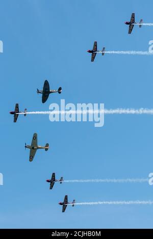 Biggin Hill, Kent, Regno Unito. 15 settembre 2020. Battle of Britain Day è il nome dato alla grande battaglia aerea che si è svolta sul sud-est dell'Inghilterra il 15 settembre 1940, durante la Battaglia di Gran Bretagna, quando la RAF ha segnato pesantemente contro la forza bombardiera tedesca. Situato alla periferia di Londra, RAF Biggin Hill ha giocato un ruolo chiave nella difesa essendo una stazione di settore per il comando dei combattenti, con i combattenti basati che rivendicano molte vittorie. Un flypassato ha onorato il suo passato con un uragano e Spitfire affiancati dal team Blades che lavora con il fondo benevolo RAF Foto Stock