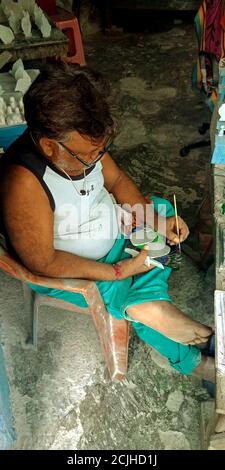 DISTRETTO KATNI, INDIA - 17 AGOSTO 2019: Un artista indiano di gente di artigianato che fa l'arte del marmo sulla creazione di mano. Foto Stock