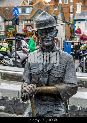 Statua di Lord Baden Powell sulla banchina a Poole Porto vicino al sito dove sarebbe partito con I ragazzi del primo campo Boy Scout Foto Stock