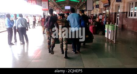 DISTRETTO KATNI, INDIA - 17 AGOSTO 2019: L'esercito indiano trasporta i bagagli alla stazione ferroviaria mentre va per dovere. Foto Stock