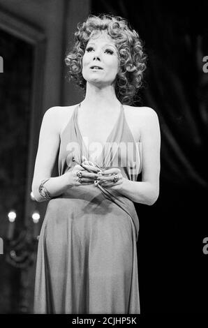 Diana Rigg (Celimene) nel MISANTROPO di Moliere diretto da John Dexter al Teatro Nazionale (NT), The Old Vic, Londra nel 1973 Foto Stock